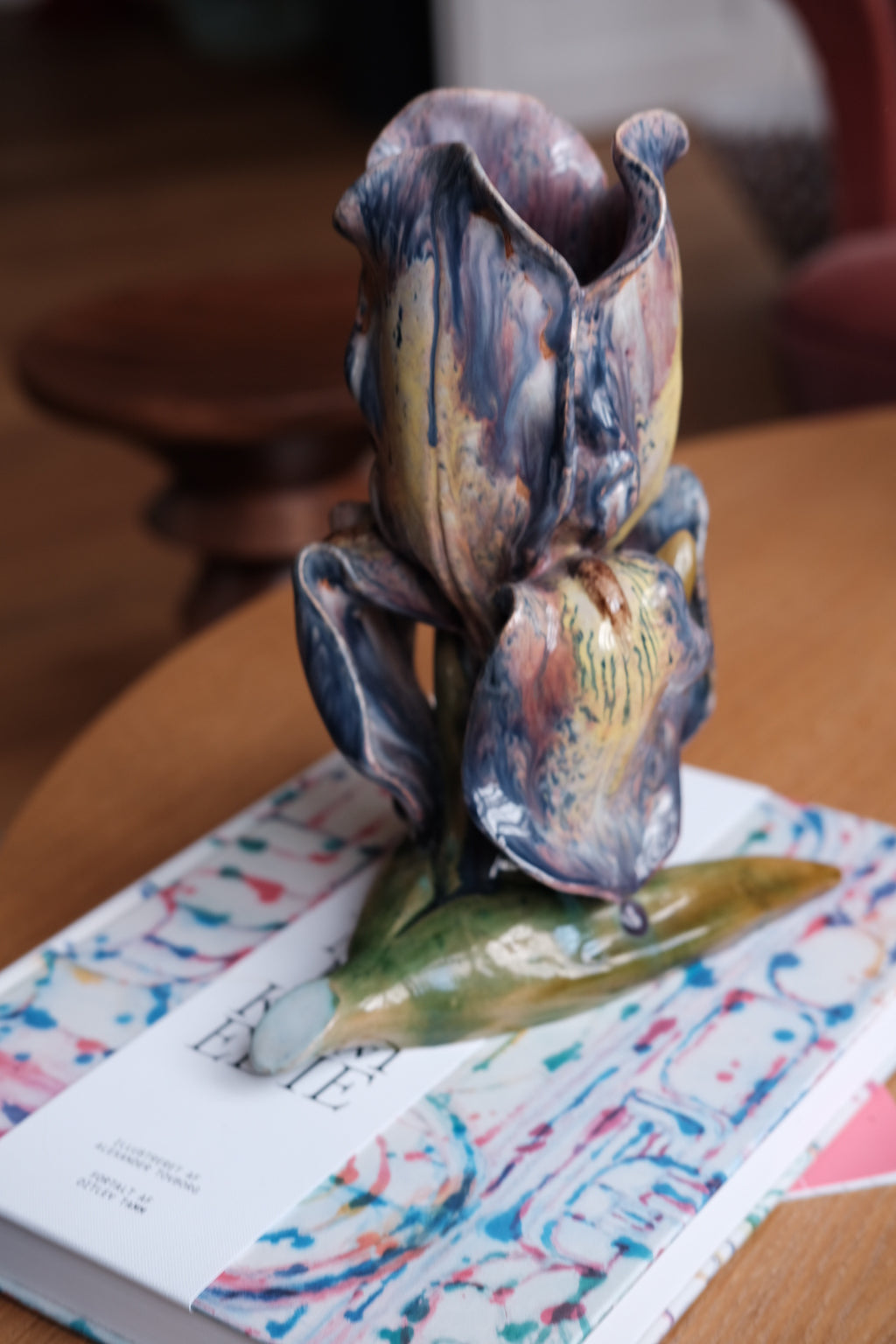 Vintage Höganäs Iris keramik vase fra DORA VINTAGE med blå og hvide mønstre, håndlavet og dekorativt kunsthåndværk.