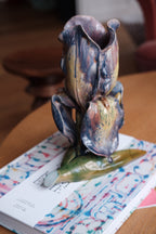 Vintage Höganäs Iris keramik vase fra DORA VINTAGE med blå og hvide mønstre, håndlavet og dekorativt kunsthåndværk.