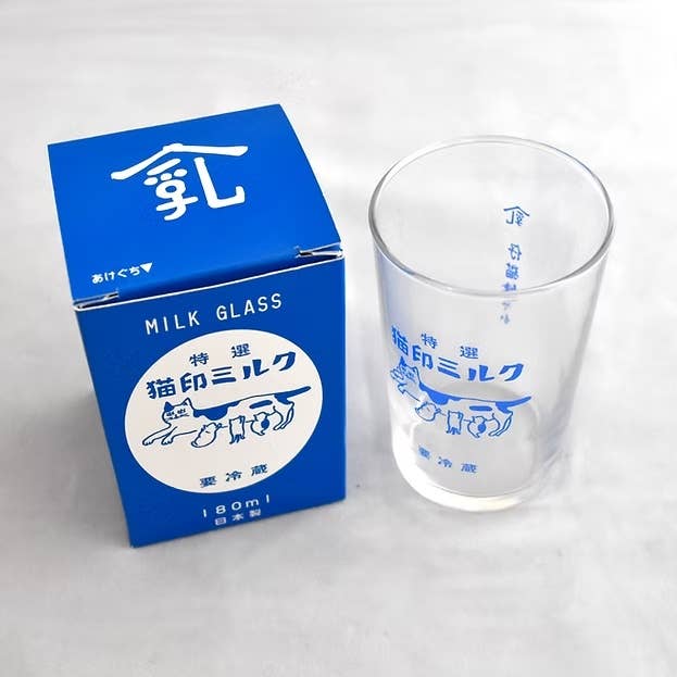 Seiy Nekojirushi mælkeglas i blå, japansk design, håndlavet glas med kattemotiv, fra Japacolle.