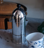 Sort Alessi La Cupola espressokande med tre kopper, ideel til kaffe- og teoplevelser i elegant design.