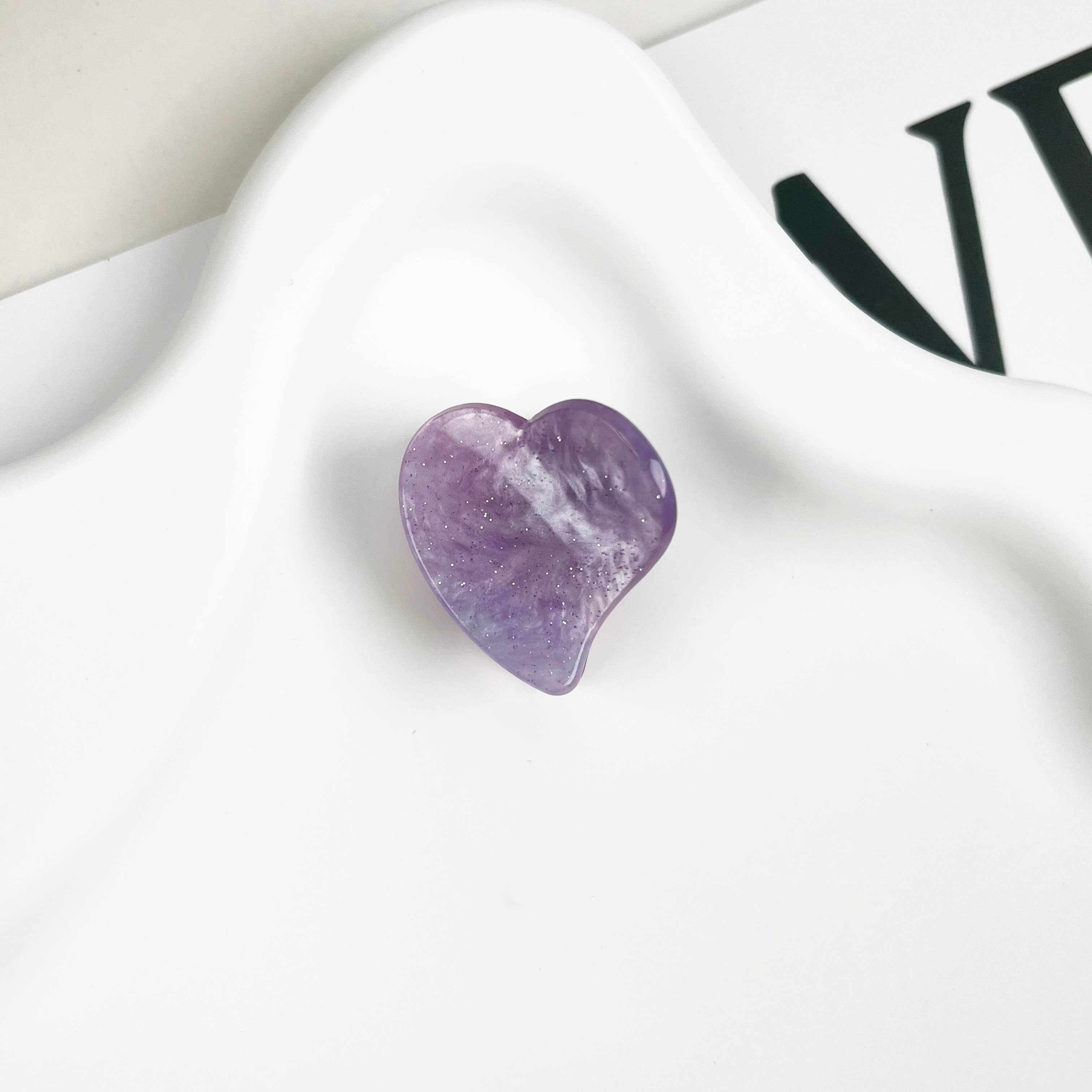 DORA mini hjerte hårklemme i lilla, dekorativ håraccessory til børn og voksne.