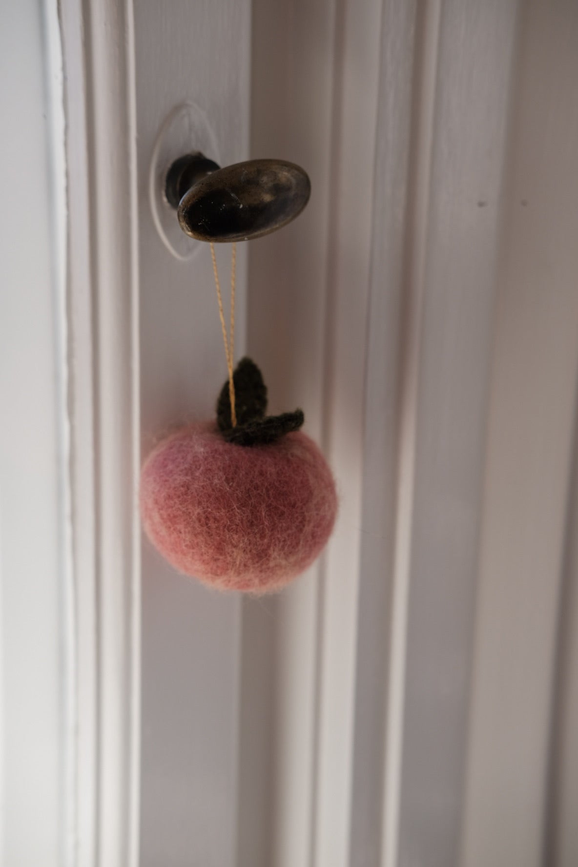 Gamcha Pynt Æble Uld Easter decoration with woven wool apple for spring and Easter decor.