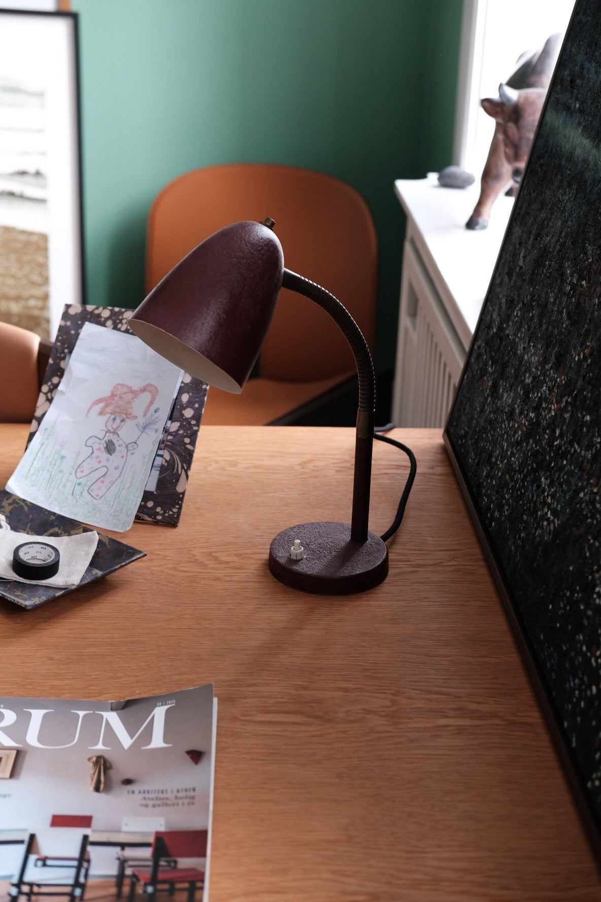 Mørkerød vintage bordlampe fra DORA VINTAGE, moderne design til bord eller gulv, synlig med detaljeret form og tekstur.