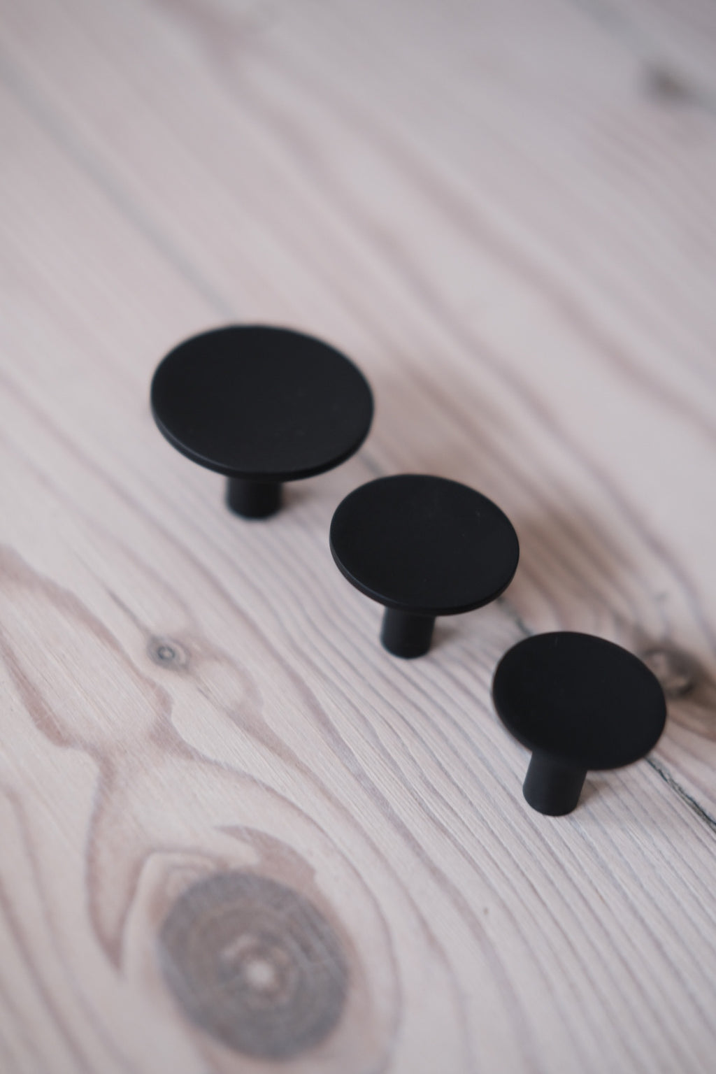Møbelknap • Greb • Sort • Dyb 28 mm