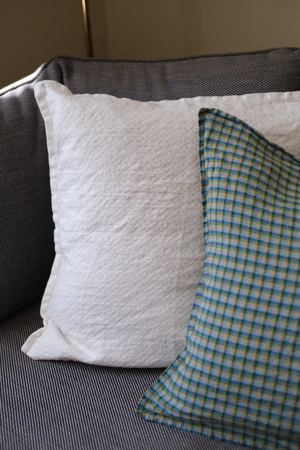 Linge Particulier hør pudevår i mellemstørrelse, ceriseret farve, blødt og elegant til sofa eller seng.