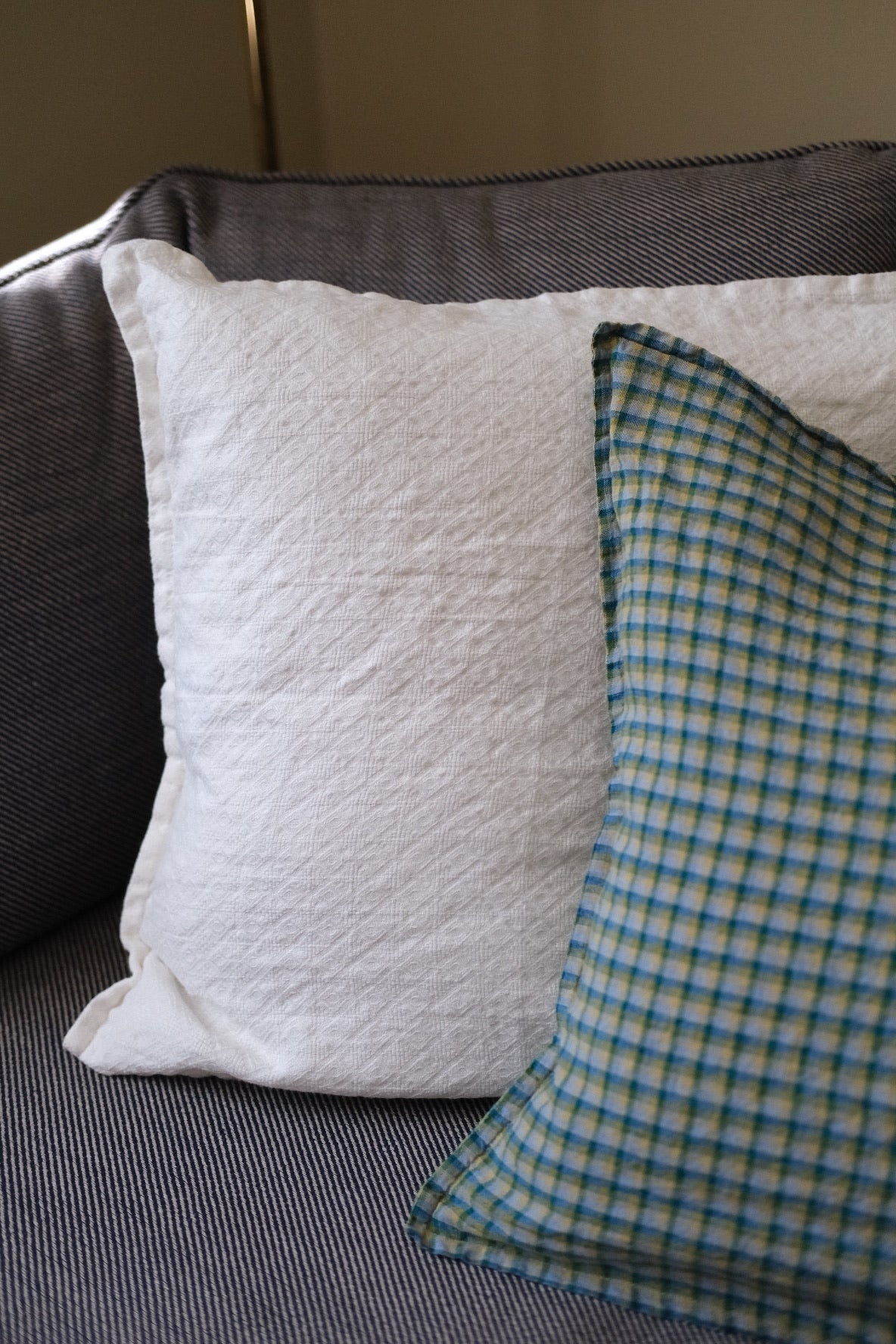 Linge Particulier hør pudevår i mellemstørrelse, ceriseret farve, blødt og elegant til sofa eller seng.