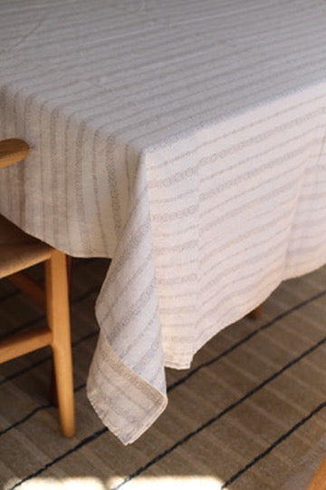Hørdug fra Linge Particulier, 140x250 cm, broderet taupe farvet, vises med detaljeret stoffet og broderingsmønster.