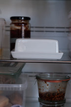 Stor smørskål i porcelæn fra DORA, rund og hvid med glat overflade, perfekt til servering af smør.
