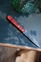 Roger Orfevre urtekniv with a wooden handle in red, showcasing the blade and handle design for kitchen use.