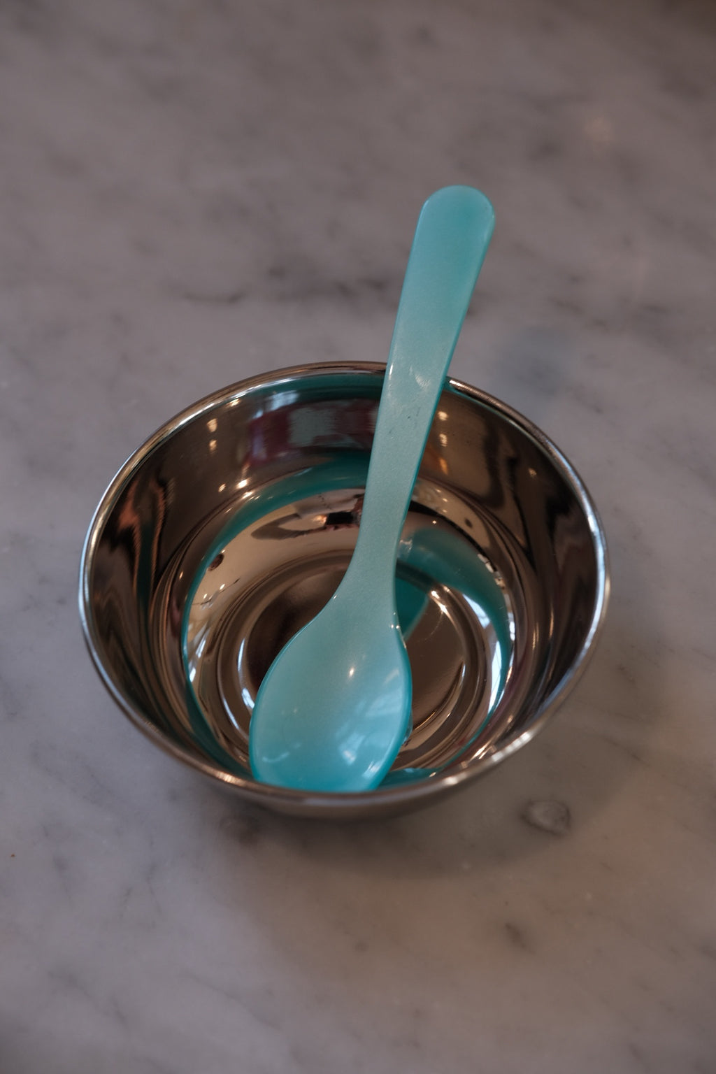 Tyrkis Heim Söhne ske med æggeformet design, håndlavet og unik, perfekt til servering eller dekoration.