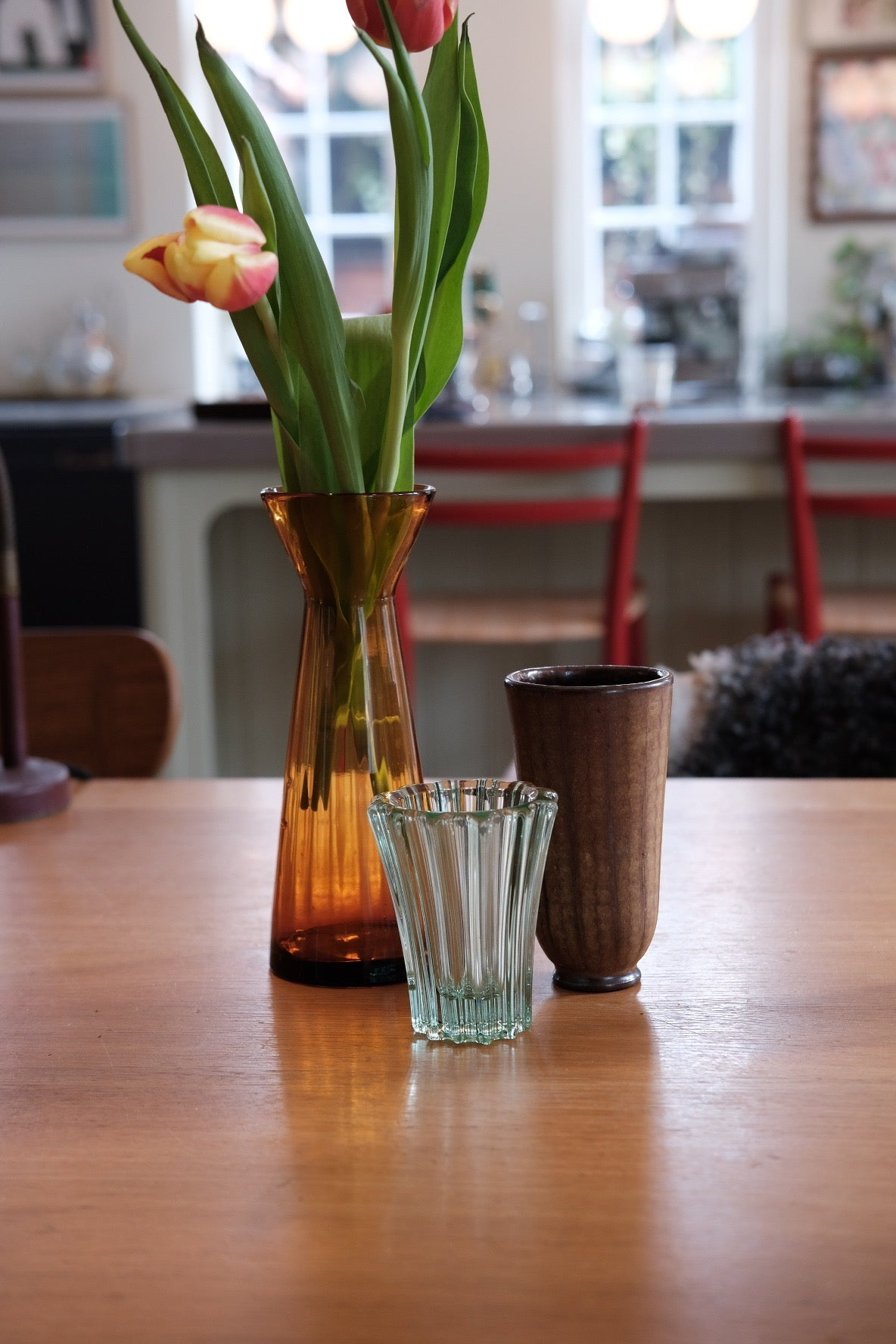 Lille vintage glasvase fra DORA VINTAGE med klar glas og elegant form, ideel til blomsterdekoration.