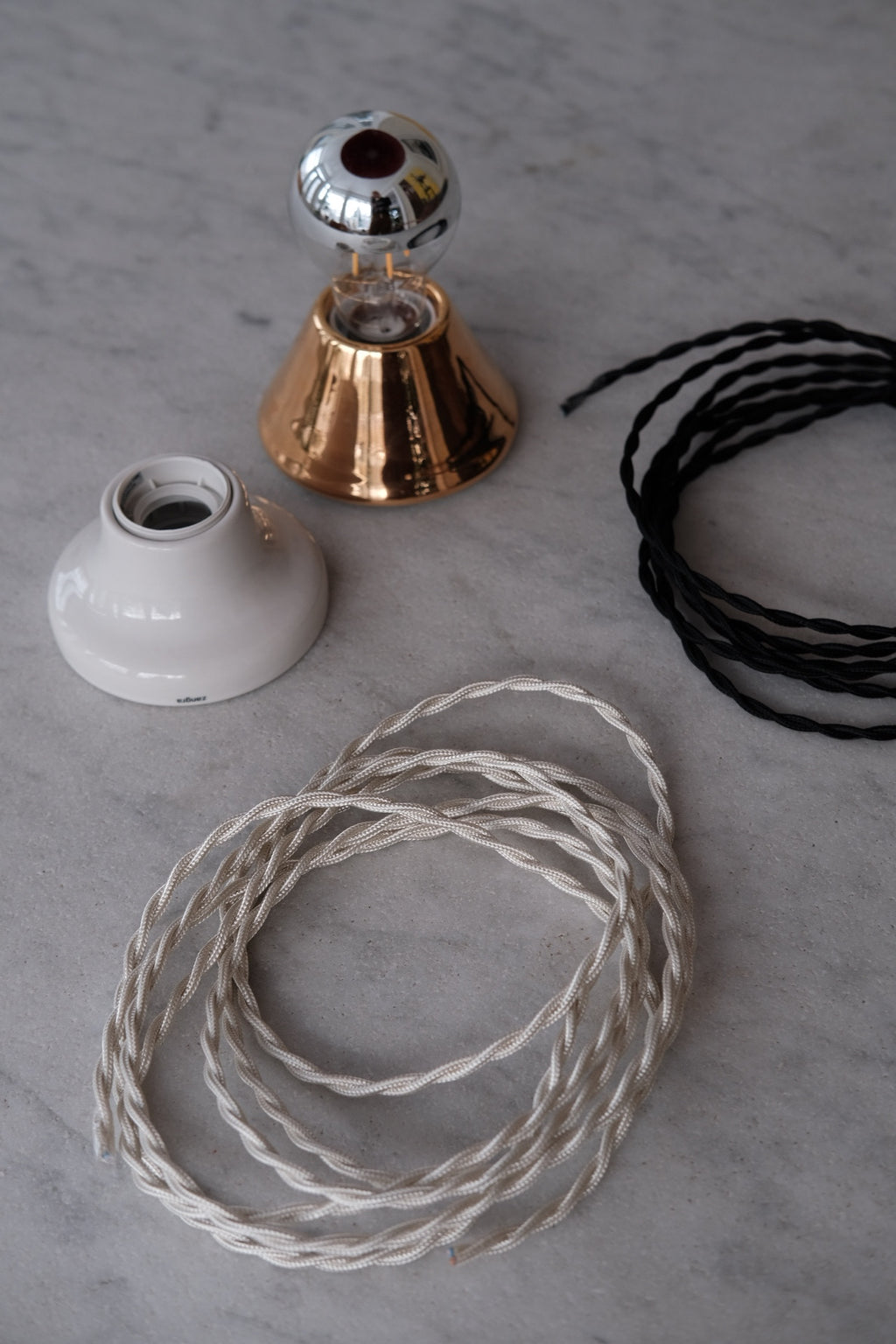 DORA Ledning Snoet 3 m in raw white, showcasing its twisted design and flexible length for various uses.