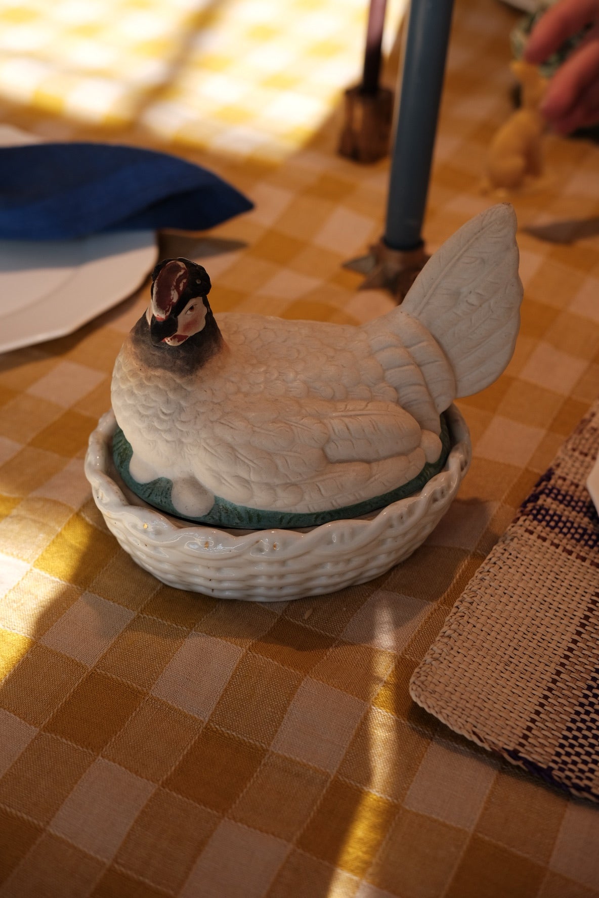 Vintage DORA VINTAGE skål featuring a unique Høne Æg Lys design with intricate detailing and a glossy finish.