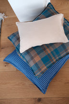 Pudevår • Hør • 50x50 cm • Tartan Bleu Paon