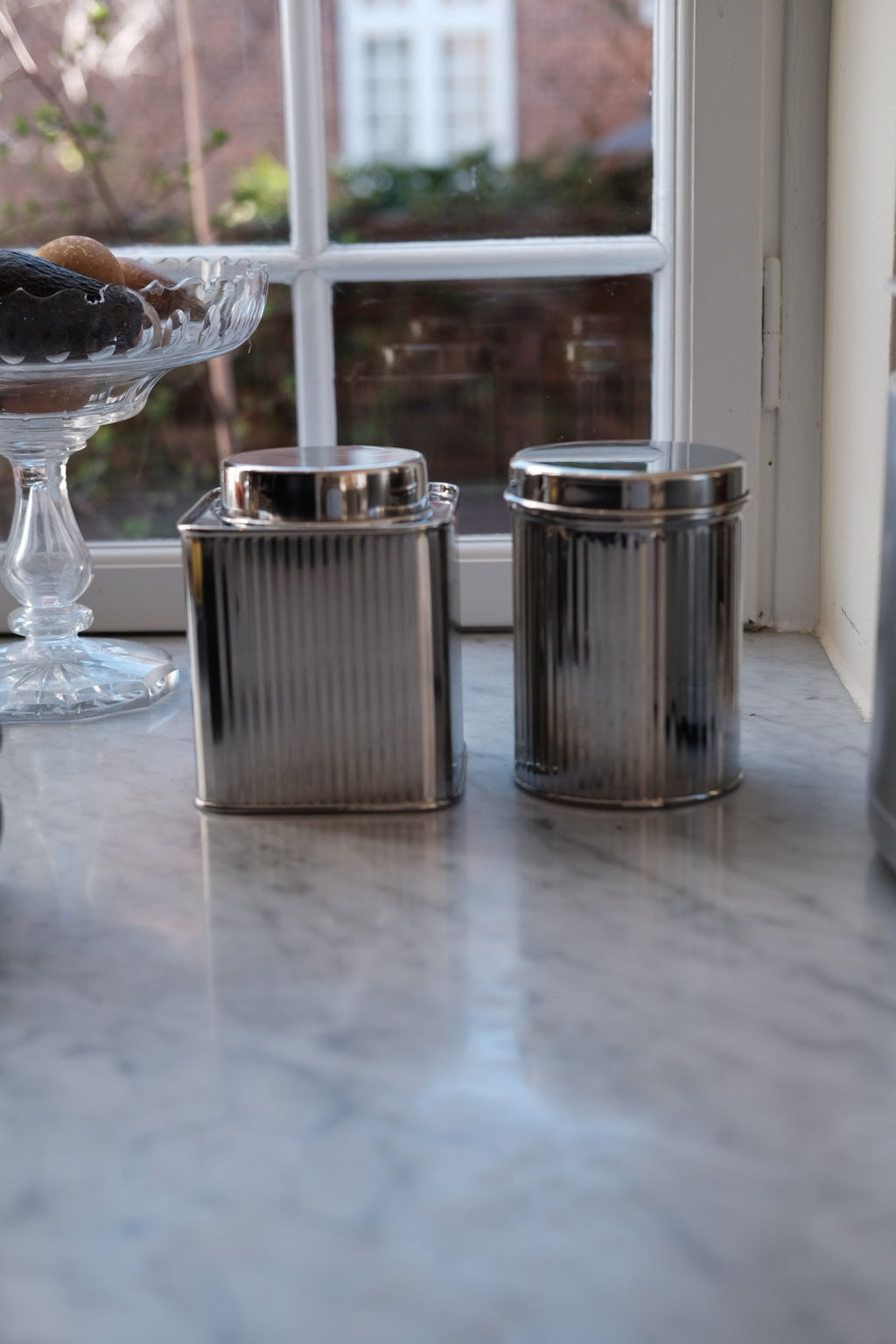 Firkantet stål dåse fra Bungalow, visuelt fremvist med metaloverflade og moderne design.