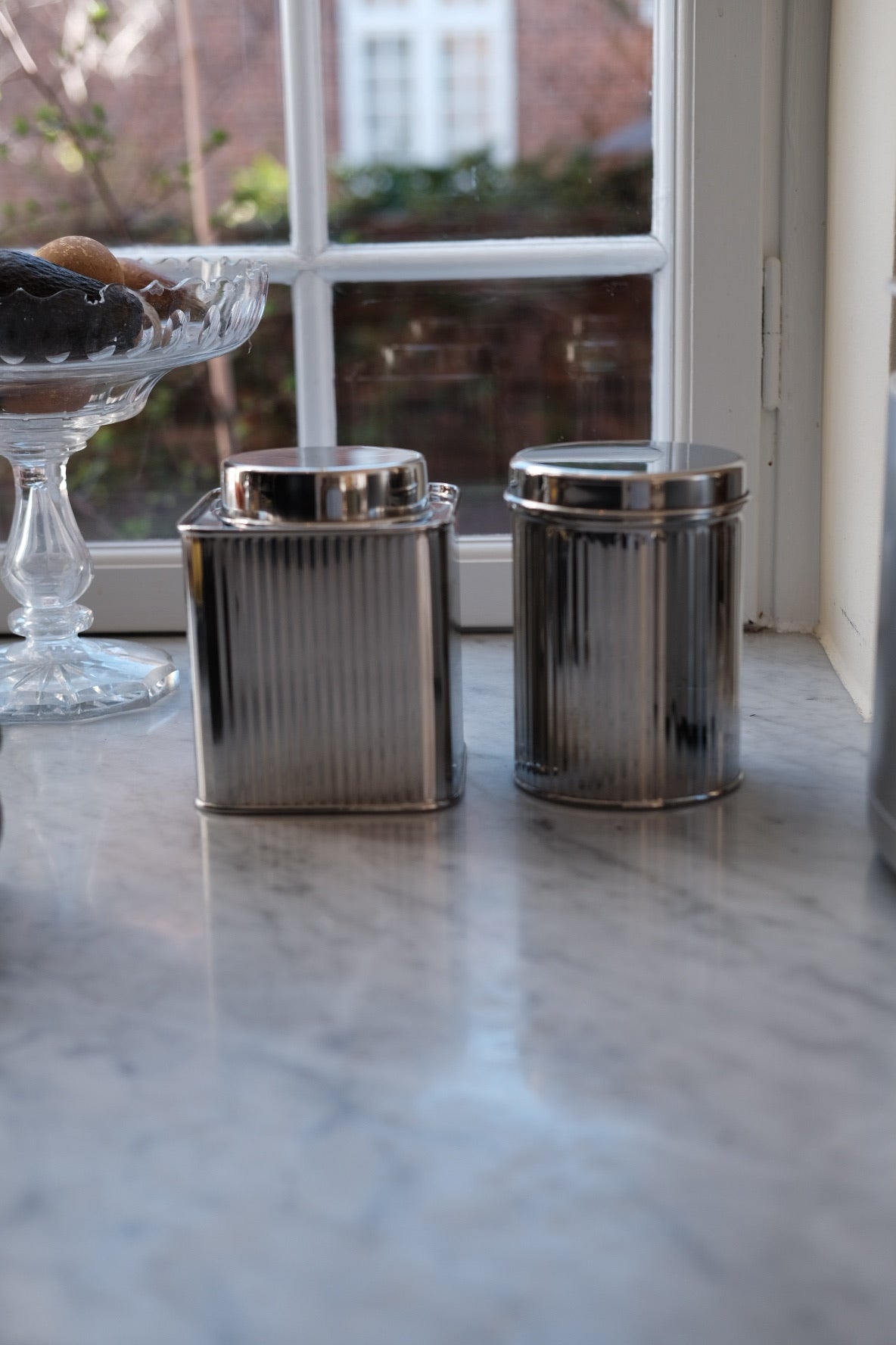 Firkantet stål dåse fra Bungalow, visuelt fremvist med metaloverflade og moderne design.