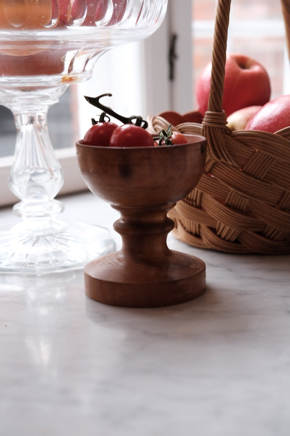 Vintage træskål fra DORA VINTAGE med opsats, rund form og naturlig trætekstur, perfekt til dekoration eller servering