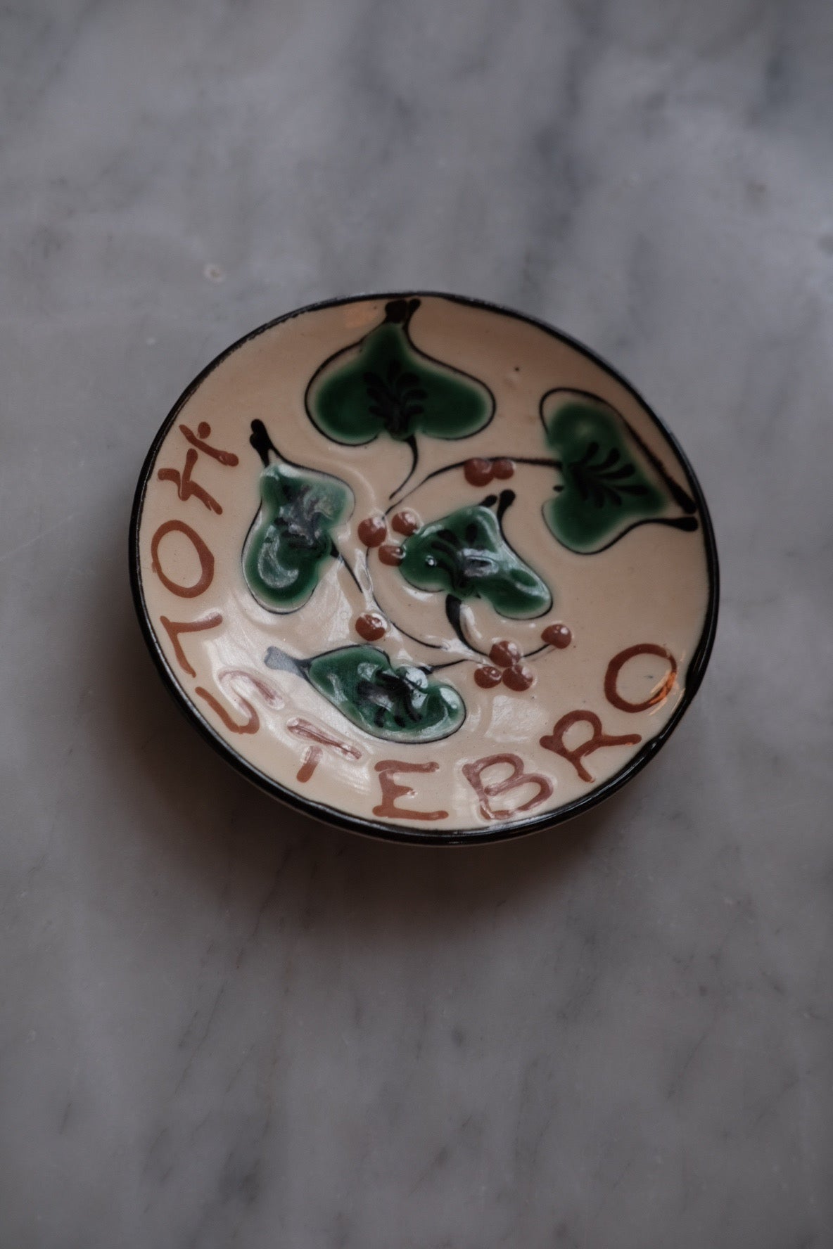 Vintage Kähler HAK keramiktallerken fra DORA VINTAGE, rund, Ø10,5 cm, med unik keramikoverflade og vintage design