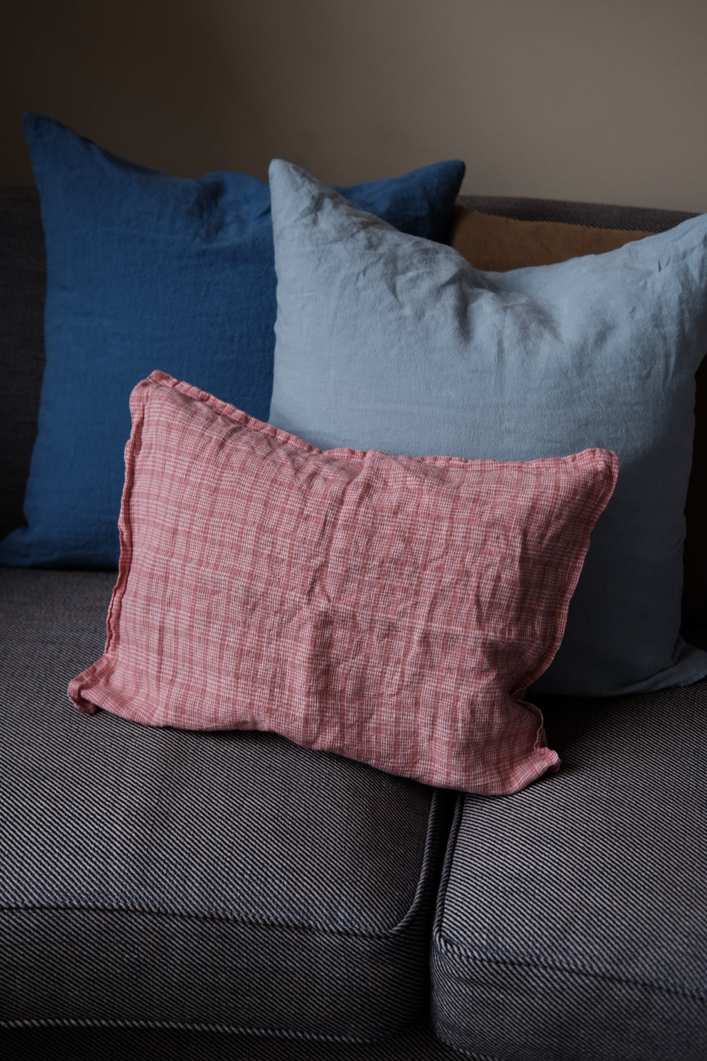 Rød tern pudevår i hør, 30x40 cm, fra Linge Particulier, med Carreaux Rouge design og blødt tekstilmateriale.