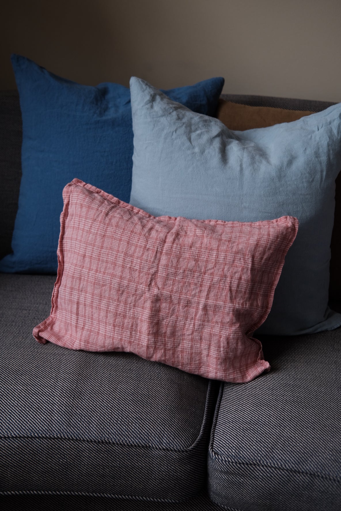 Rød tern pudevår i hør, 30x40 cm, fra Linge Particulier, med Carreaux Rouge design og blødt tekstilmateriale.