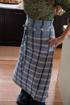 Hørforklæde fra Linge Particulier med blå Carreaux Bleu Chiné mønster, ideelt til bistrobrug.