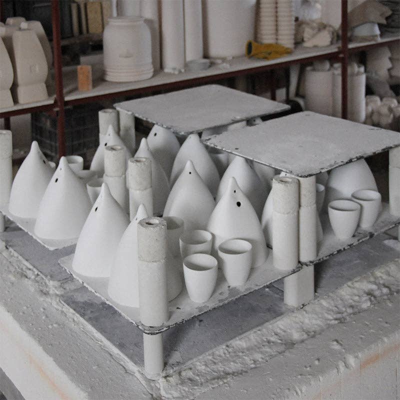 Cornette klemmelampe i blankt elfenbensfarvet porcelæn