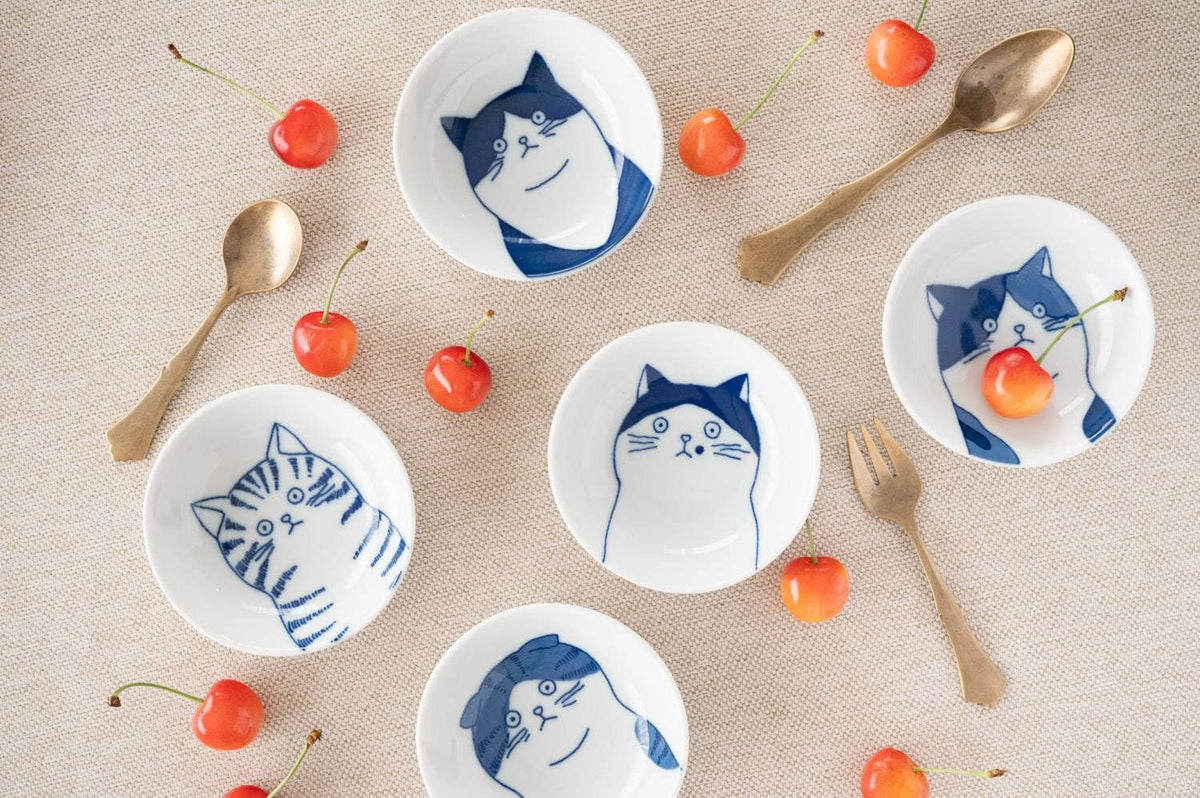Lille SHICHI-tallerken i porcelæn med Hachiware-kattemotiv