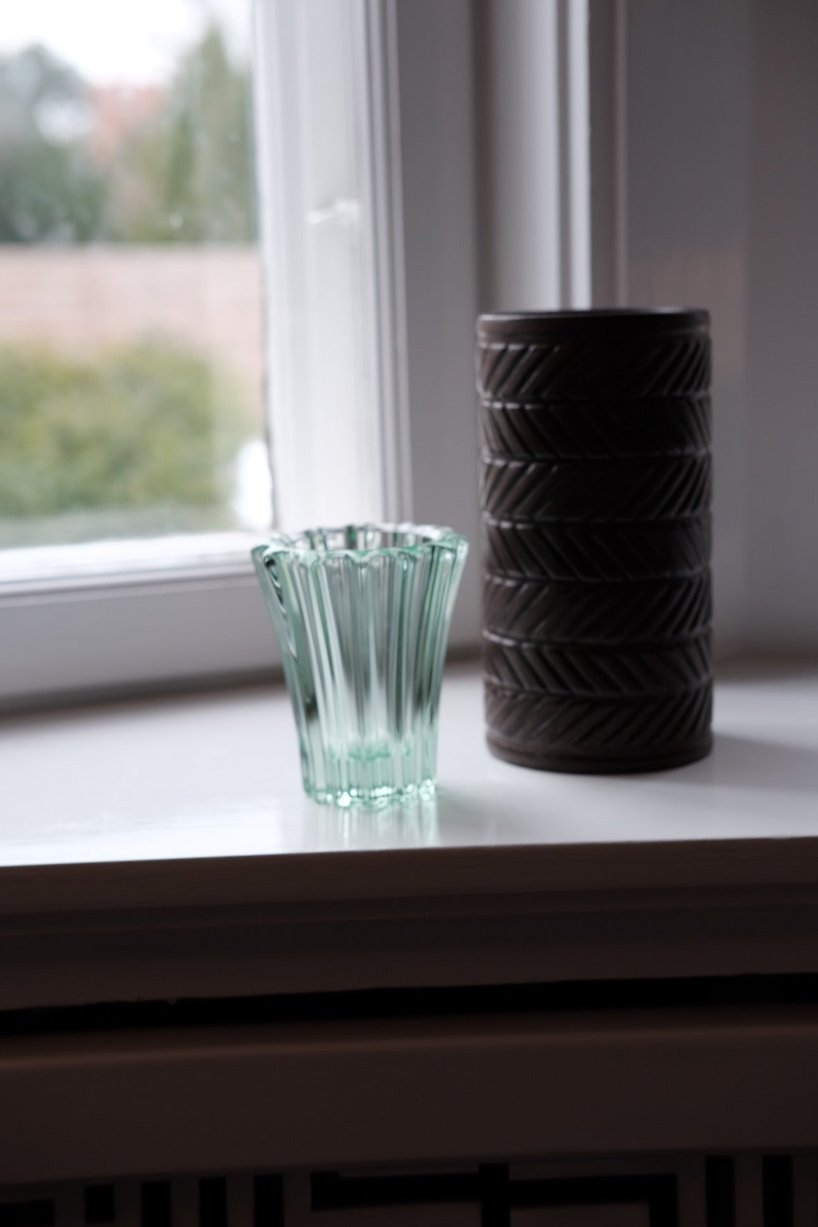 Vintage keramikvase i brunt fra DORA VINTAGE, elegant og klassisk design med glat overflade og rund form.