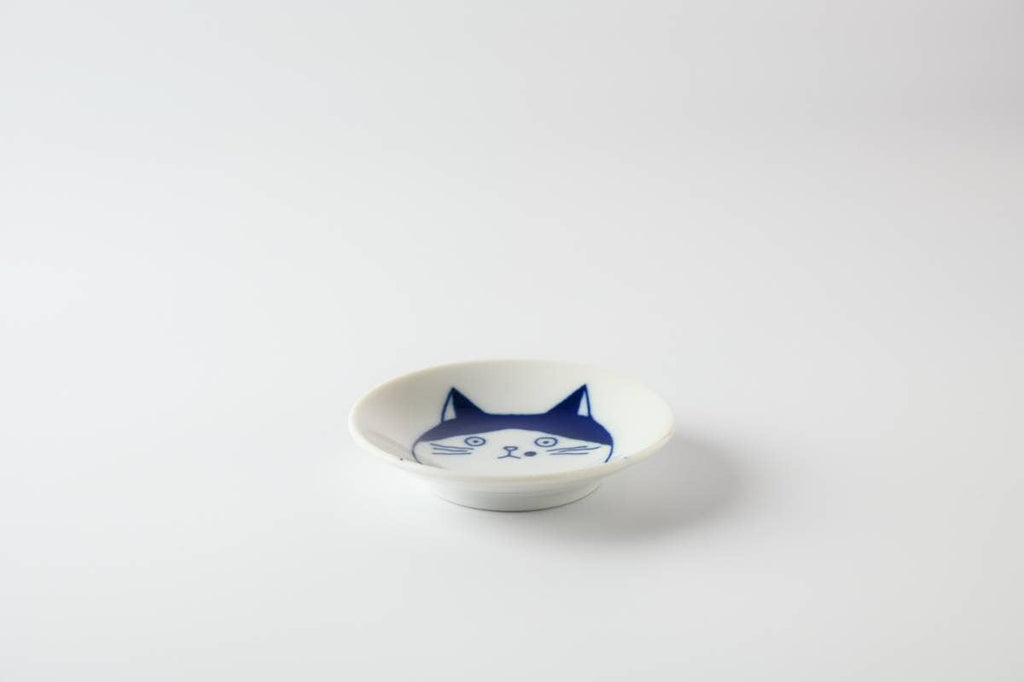 Lille SHICHI-tallerken i porcelæn med Mike-kattemotiv