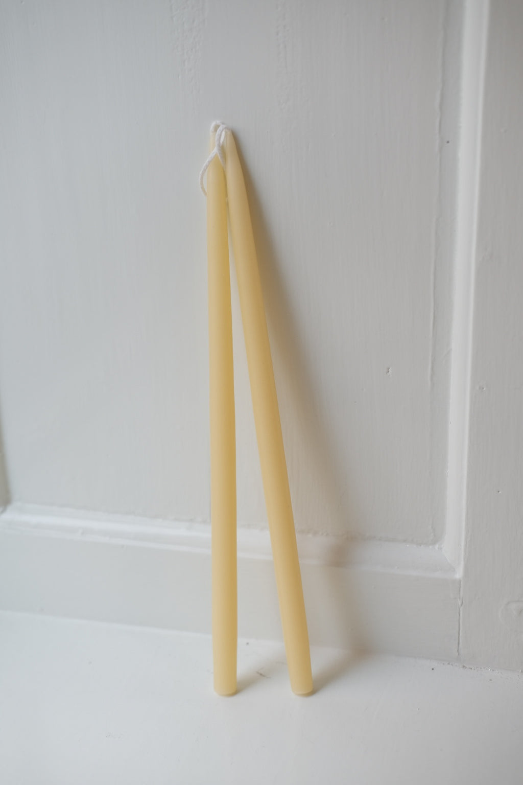 Hånddyppede stearinlys i pastel gul, 28 cm, sæt med 4, fra Kunstindustrien, viser stearinlys med blød, glat overflade