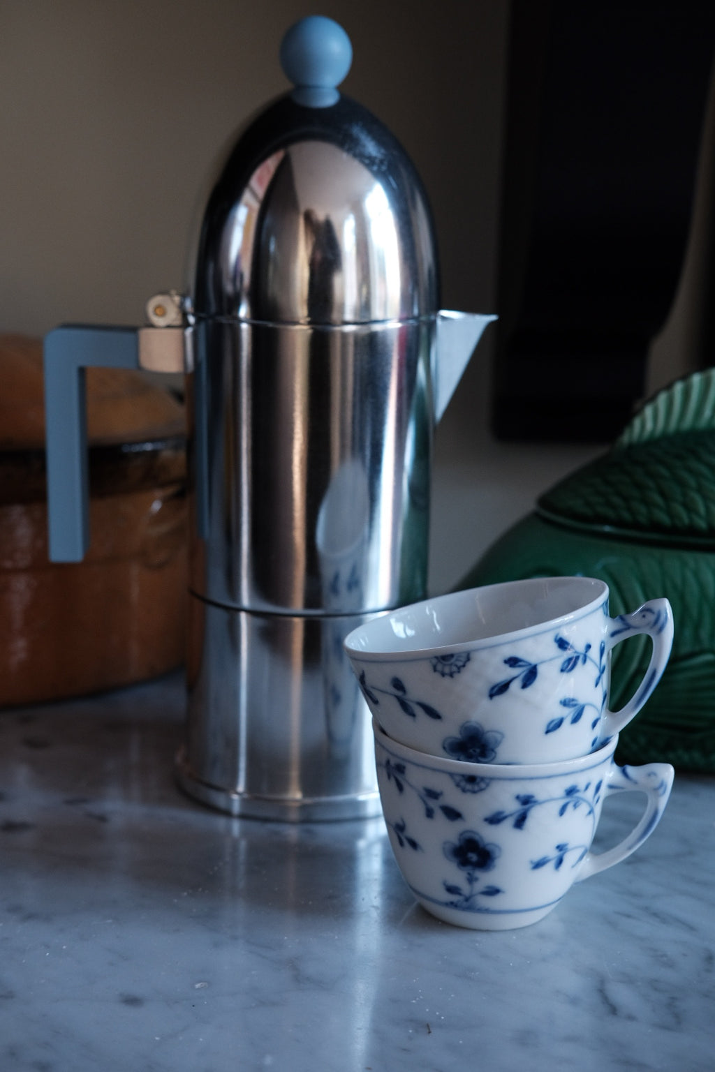 Blå Alessi La Cupola espressokande med 6 kopper, ideel til te og kaffe, elegant italiensk design.