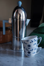 Blå Alessi La Cupola espressokande med 6 kopper, ideel til te og kaffe, elegant italiensk design.