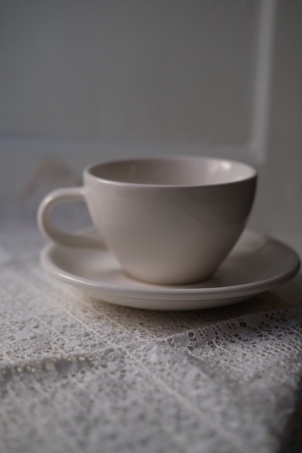 Hvid kop og underkop fra ACME Classic Medium, keramisk kop med matchende underkop, elegant og funktionel kaffekop.