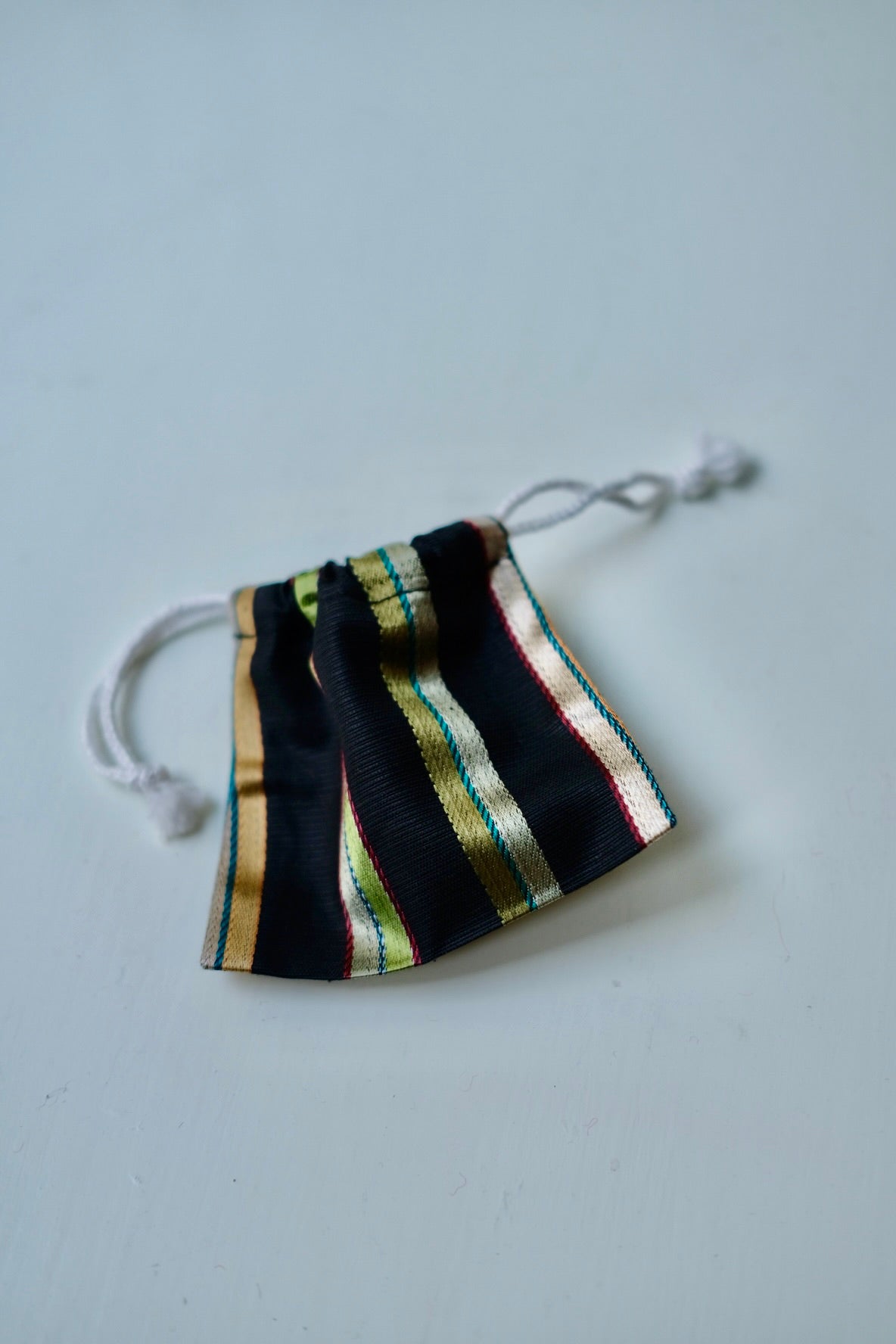 Lille pouch med snøre • Striber • 11 × 10 cm