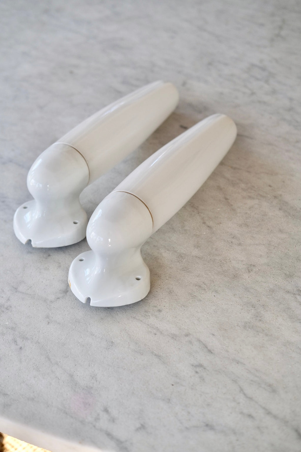 Hvid væglampe fra DORA VINTAGE til badeværelse, høj og elegant, monteret på væg med vintage design og klassisk stil