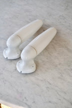 Hvid væglampe fra DORA VINTAGE til badeværelse, høj og elegant, monteret på væg med vintage design og klassisk stil