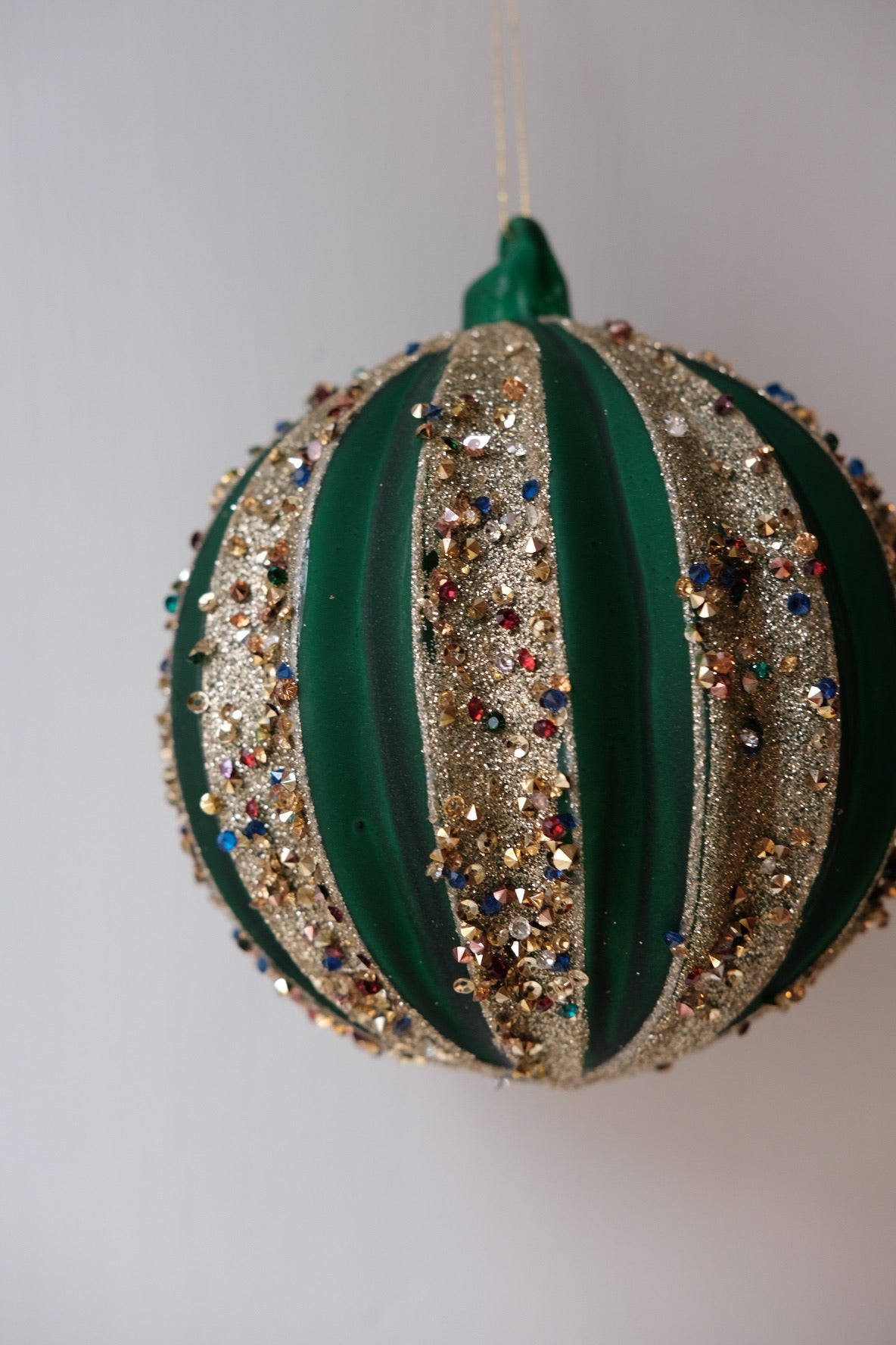 Julepynt • Til træet • Grøn Glaskugle med krymmel