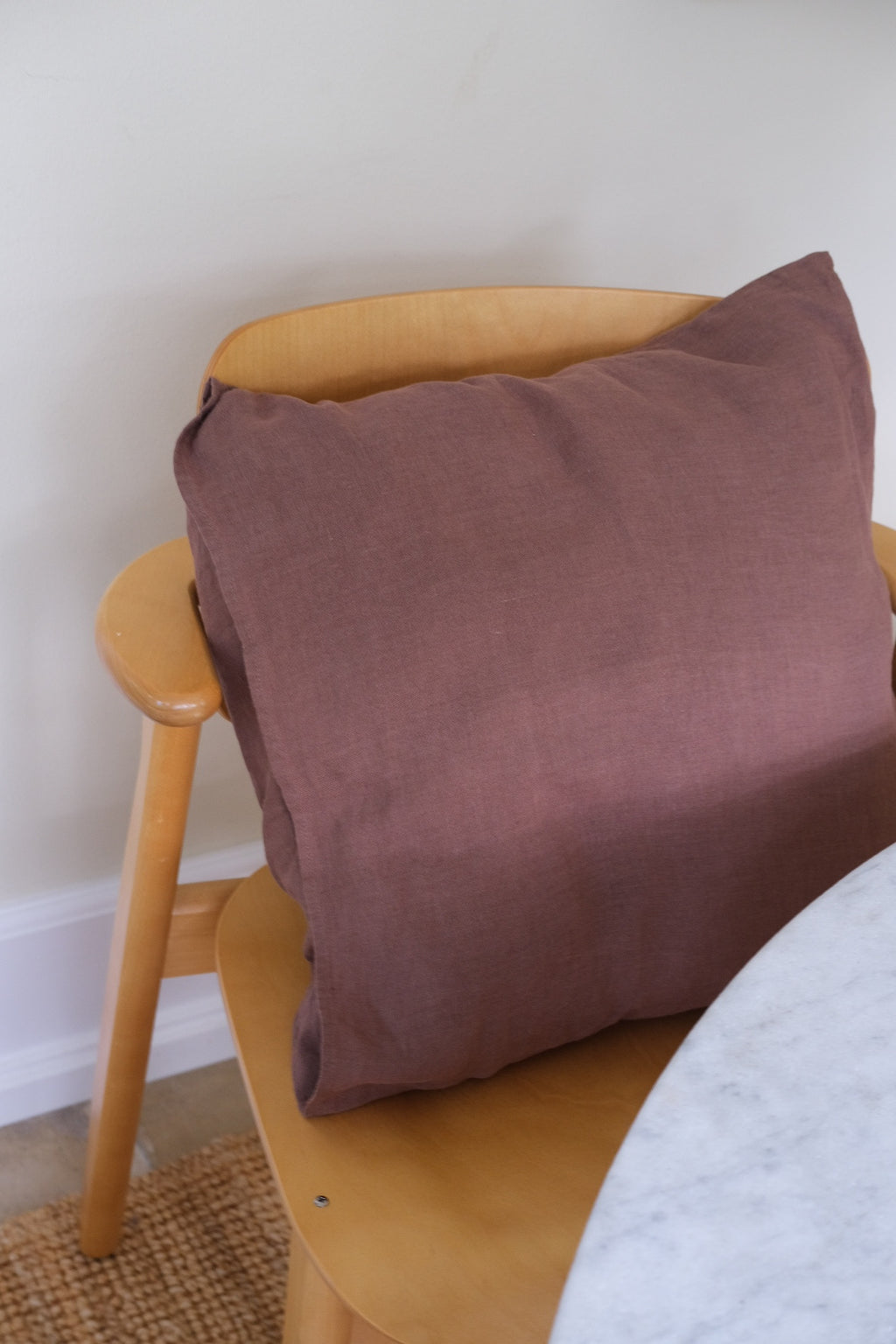 Hørpude fra Linge Particulier i farven Chocolat, 50x50 cm, blød og elegant pude til hjemmet.