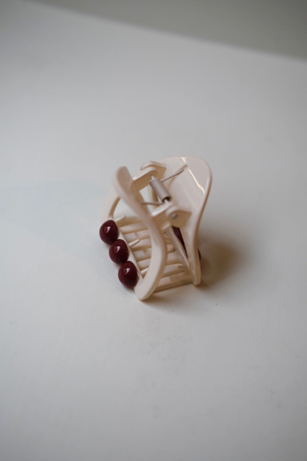 Hårklip • Trekantet hvid med perle