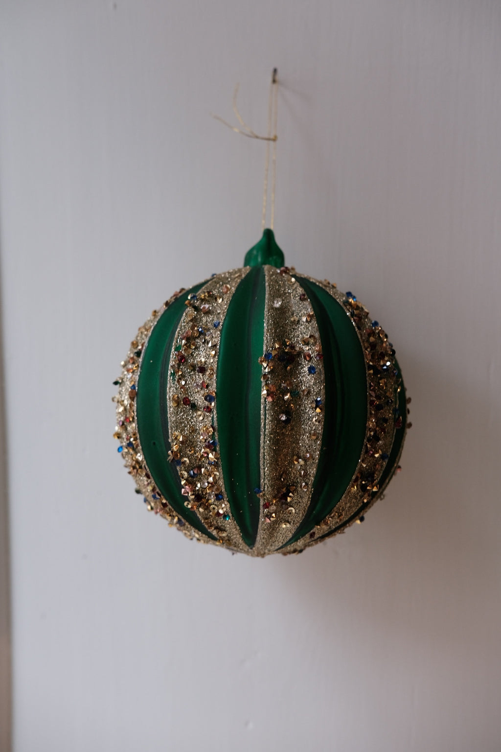 Julepynt • Til træet • Grøn Glaskugle med krymmel