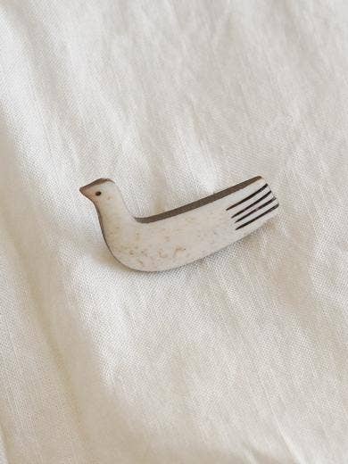 Hvid Japacolle AXCIS broche Mizudori med elegant design, fremvist på produktbilledet.
