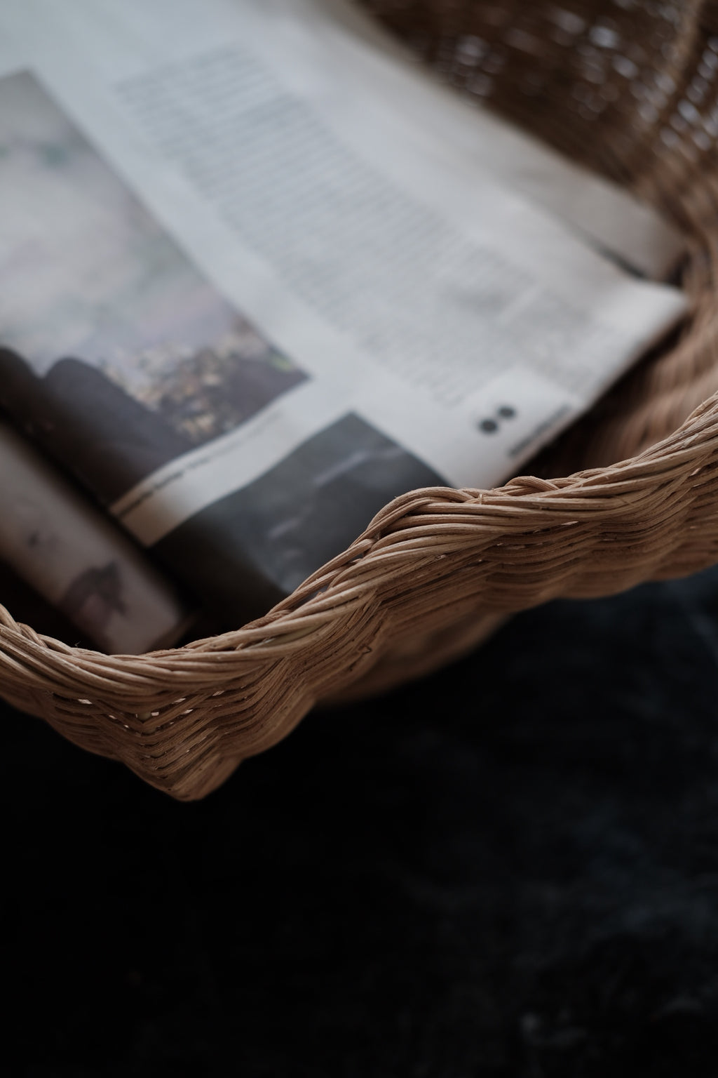 Basket on stand • Margrete • Rattan