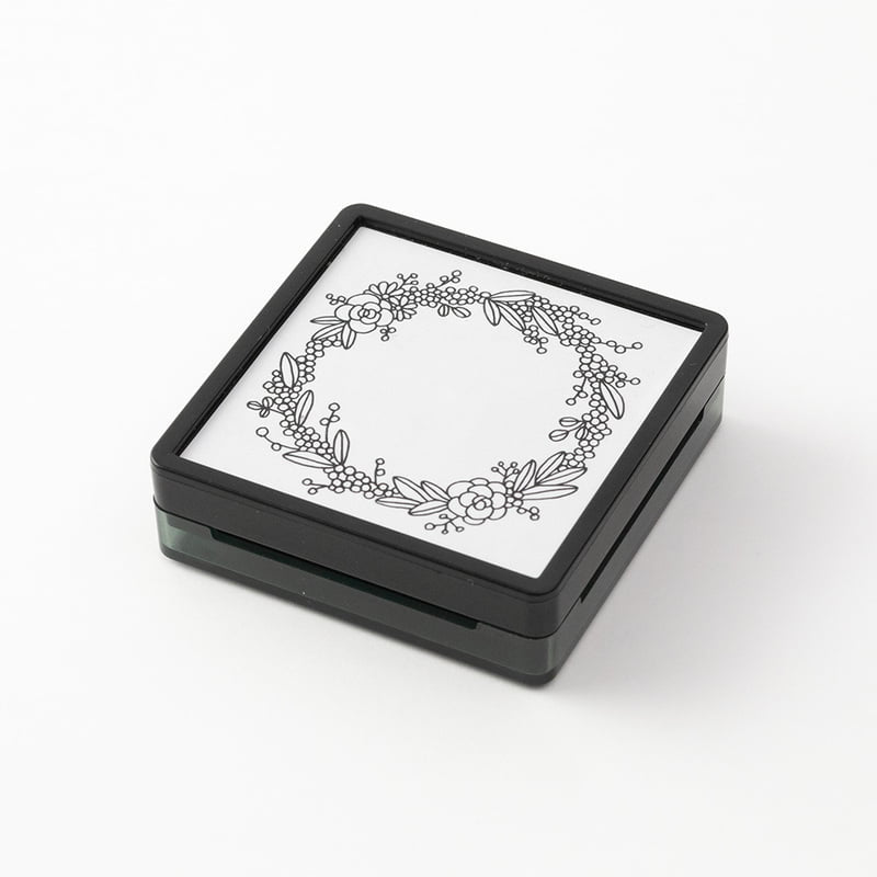 Midori stempel med kransdesign, perfekt til scrapbooking og kreative projekter, synlig i klar detalje.