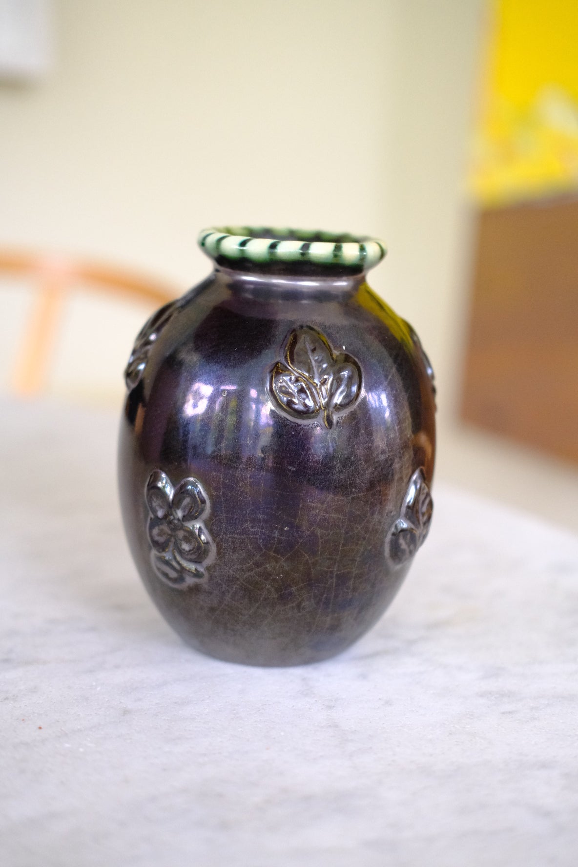 Vintage • Vase • Keramik • Mørkebrun med blomster motiver
