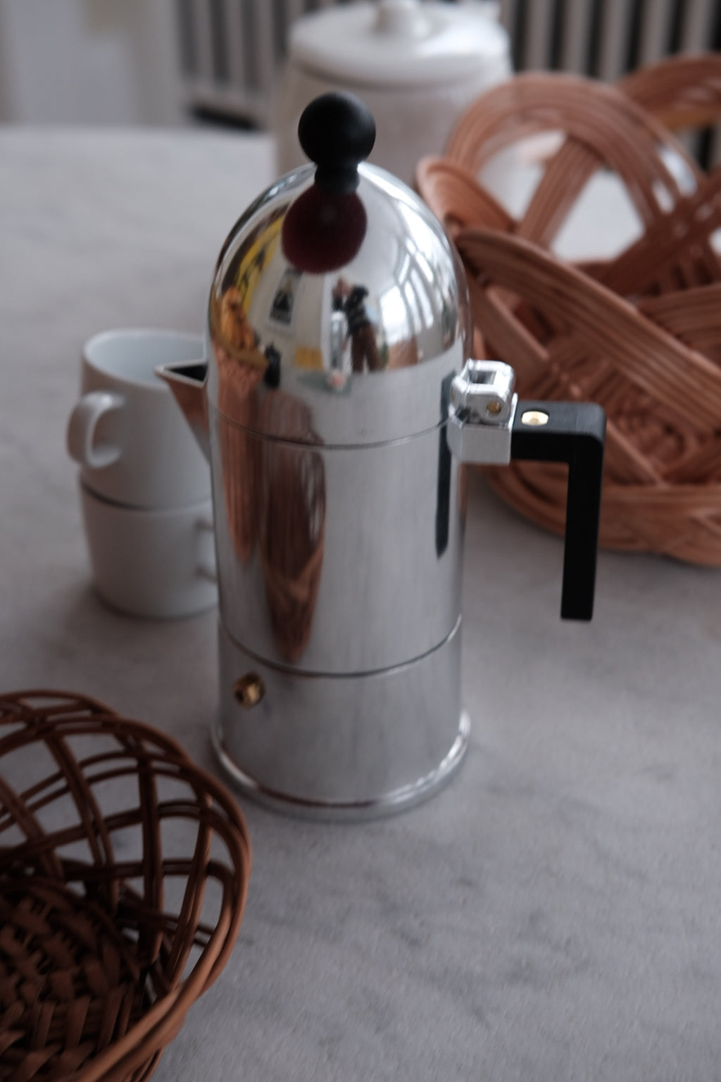 Sort Alessi La Cupola espressokande med 3 kopper, ideel til te og kaffe, elegant design i rustfrit stål.
