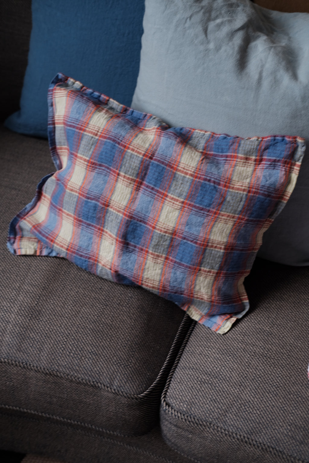 Hørpude i Summer Plaid med målene 30x40 cm fra Linge Particulier, blød tekstur og elegant design.