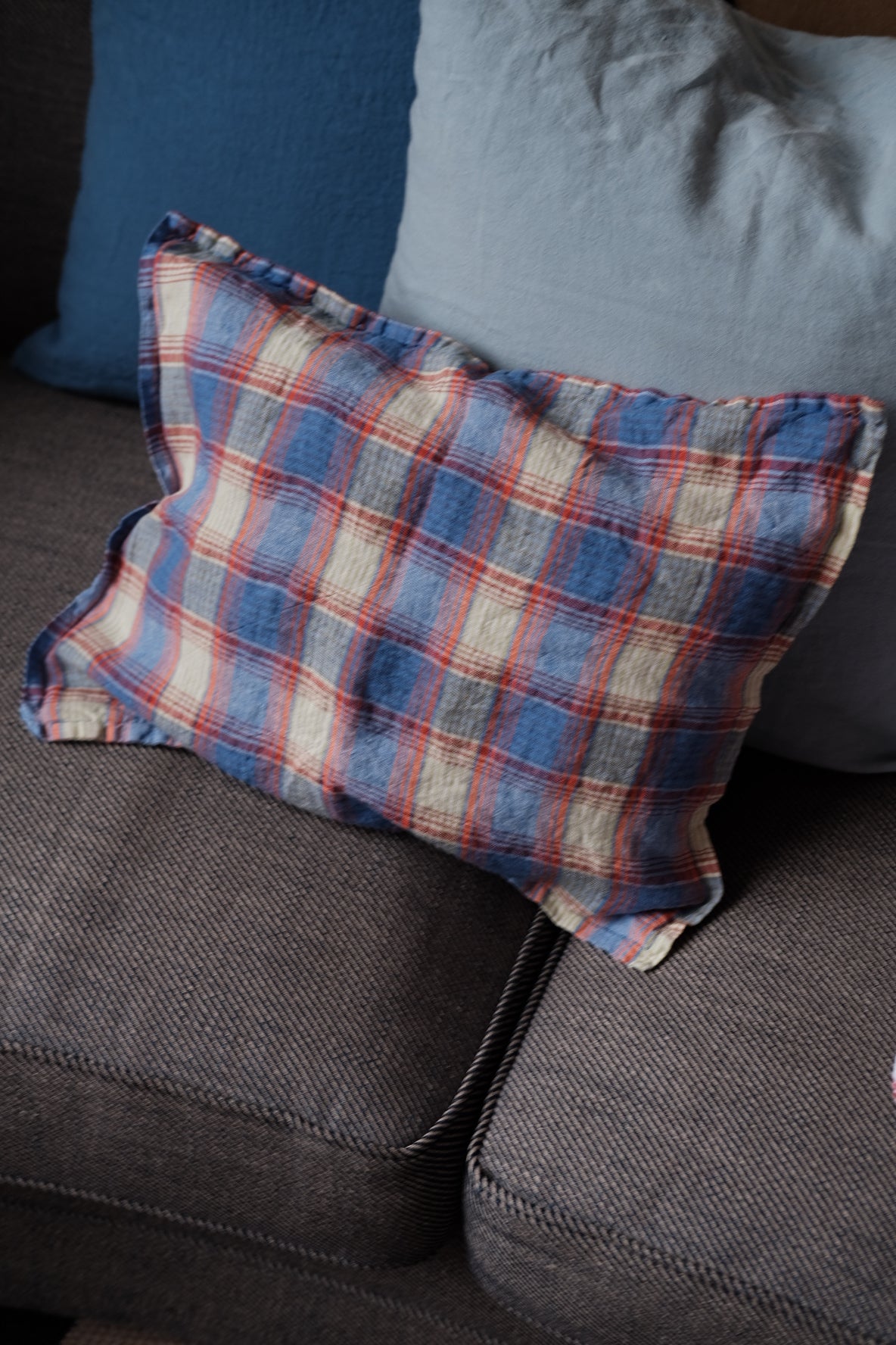 Hørpude i Summer Plaid med målene 30x40 cm fra Linge Particulier, blød tekstur og elegant design.
