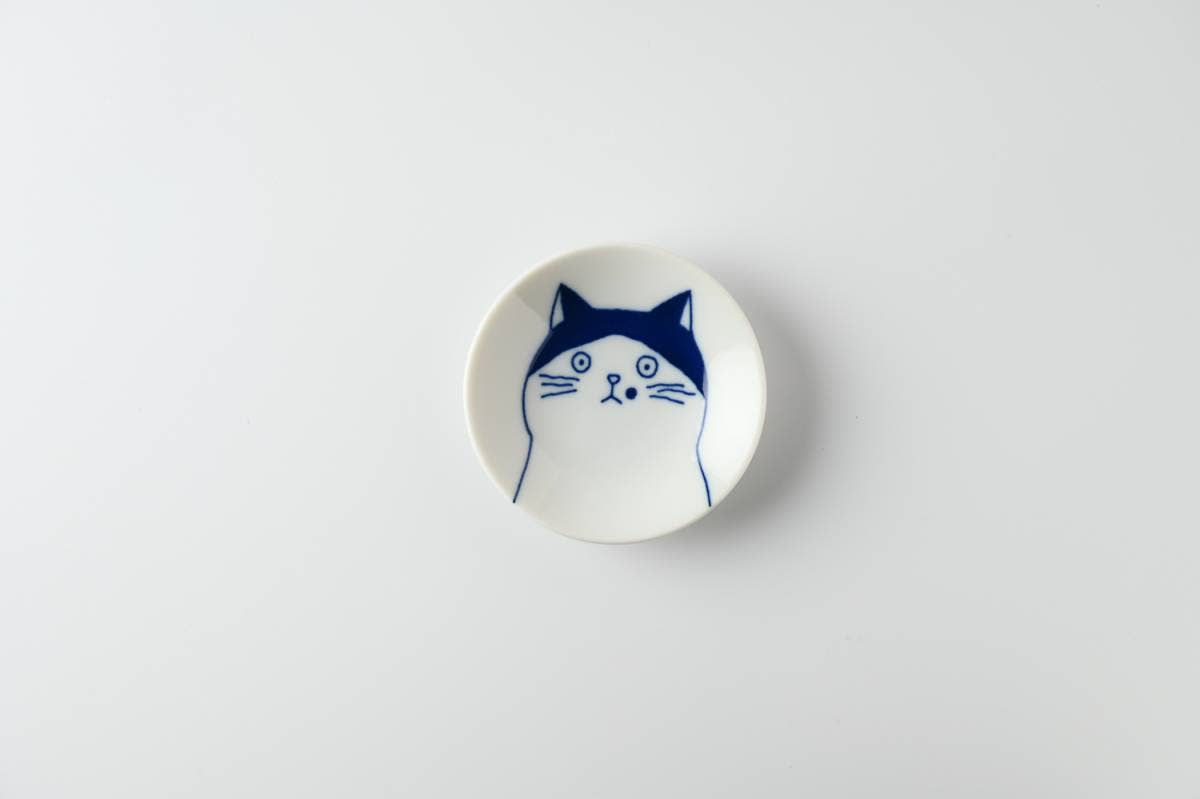Lille SHICHI-tallerken i porcelæn med Mike-kattemotiv