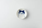 Lille SHICHI-tallerken i porcelæn med Hachiware-kattemotiv