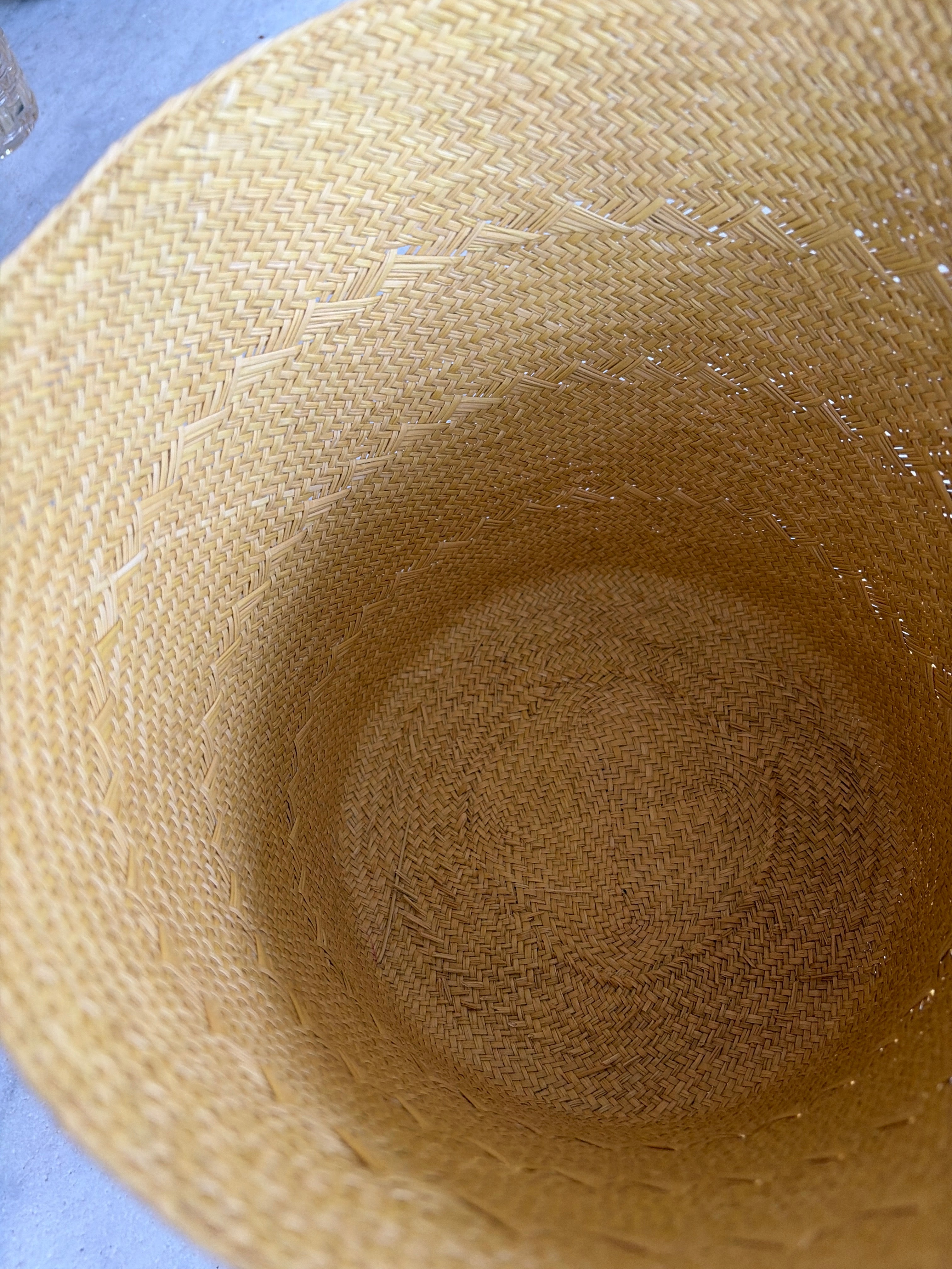 Braided basket in Iraca palm leaves • Medium • Lime with pattern